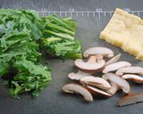 春菊・油揚げ・椎茸のすまし汁作り方1写真