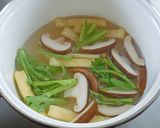 春菊・油揚げ・椎茸のすまし汁作り方2写真