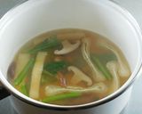 春菊・油揚げ・椎茸のすまし汁作り方3写真