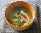 春菊・油揚げ・椎茸のすまし汁作り方5写真