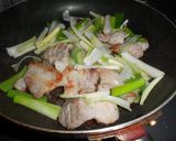 簡単豚バラとネギの炒め　パーロー（爆肉）作り方3写真