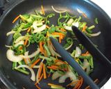 簡単ランチ☆鶏そぼろと蕪の葉の焼うどん作り方3写真