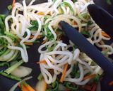 簡単ランチ☆鶏そぼろと蕪の葉の焼うどん作り方4写真
