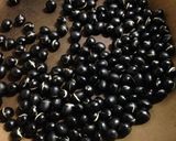 おやつに、黒豆茶に…炒り黒豆作り方1写真