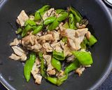 甘ししとうと豚肉の塩昆布炒め✨作り方5写真