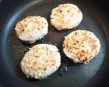 塩麹で美味しい♡椎茸入り鶏ハンバーグ作り方3写真