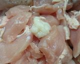 塩麹でやわらか〜♬鶏胸肉のれもん煮♡作り方1写真