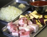 豚バラ肉とサツマイモの赤ワイン仕立て。作り方1写真