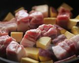 豚バラ肉とサツマイモの赤ワイン仕立て。作り方2写真