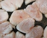 子供が喜ぶ鳥胸肉ときのこのバタポン炒め作り方11写真