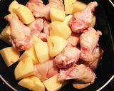 お母さんの味☆手羽中とジャガイモの生姜煮作り方1写真