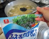 我が家のお味噌汁*玉ねぎとわかめ*作り方4写真