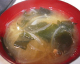我が家のお味噌汁＊玉ねぎとわかめ＊作り方5写真