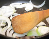 キャベツ・玉ねぎ・舞茸の味噌マヨ炒め作り方3写真
