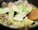 キャベツ・玉ねぎ・舞茸の味噌マヨ炒め作り方4写真