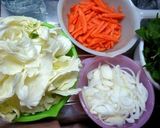 味噌汁でうどんとろけるチーズとキムチのせ作り方1写真