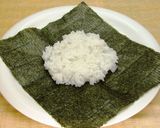 簡単！塩こんぶでおにぎらず【ツナ】作り方3写真