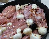 鳥もも肉とにんにくのフライパン煮作り方2写真