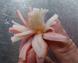 弁当の隙間に♪ カニカマでお花作り方3写真