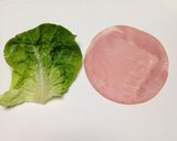 寝坊した朝に！簡単な彩りハムレタス！作り方2写真