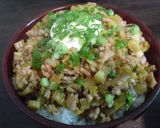 (∵)屋:セロリと豚ミンチのピリ辛丼作り方3写真