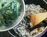 風邪気味の人に　にらときのこのスープ作り方3写真