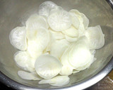 カブとゆかりの和え物作り方1写真