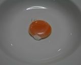 黄身を忘れた目玉焼きをのせチャーおう♪作り方3写真