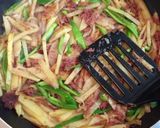 炒めだけのコツ♪コンビーフじゃがいも炒め作り方5写真