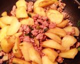 ヨシダソースで簡単♡さつまいもと豚ひき肉作り方3写真