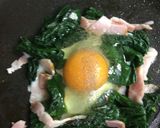 ほうれん草の巣ごもり卵(ベーコン入り)作り方3写真