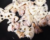 ご飯にぴったり！蓮根と鶏肉のカレー炒め作り方2写真