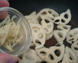 シャキシャキ食感♬蓮根の甘辛生姜炒め作り方3写真