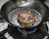 チェダ—とスティルトンのチーズバーガー作り方5写真