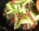 ブロッコリーの芯と挽肉のカレー炒め作り方2写真