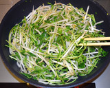 簡単♡もやしと豆苗と卵の炒め♪作り方3写真