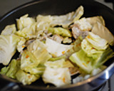 簡単すぎ♪豚肉とキャベツのザザッと炒め作り方5写真