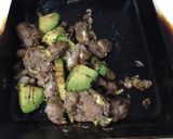 お弁当に餃子の具をリメイク！アボカド炒め作り方3写真