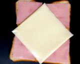 朝パン♪耳まで美味しいハムチーズの乗せ方作り方4写真