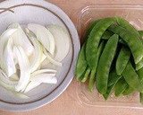簡単☆絹さやとお麩の卵とじ作り方1写真