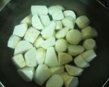 こっくり甘辛醤油味！手羽中と里芋の煮物作り方3写真