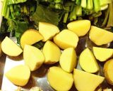 カブの葉と新じゃがの揚げ炒め作り方1写真