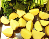 カブの葉と新じゃがの揚げ炒め作り方1写真