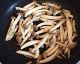 絶品♪簡単節約！納豆油揚げきのこの炒め物作り方2写真