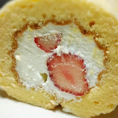 誕生日に苺のふわふわシフォンロールケーキ by juri☆juri