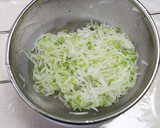 簡単！千切り大根と魚肉ソーセージのサラダ作り方3写真