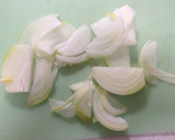 簡単★玉ねぎとワカメの味噌汁作り方1写真