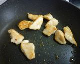 むね肉が絶品おかずに！むね肉の梅ゴマ炒め作り方4写真
