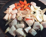 簡単！鶏胸肉とごぼうと人参の味噌炒め。作り方3写真