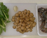 海老としめじとセロリの葉のガーリック炒め作り方1写真